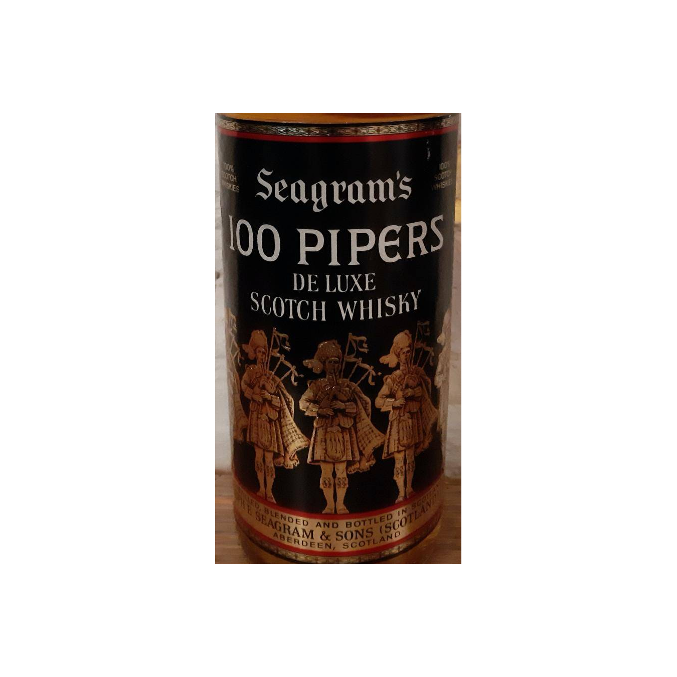 100 Pipers De Luxe Scotch Whisky 3
