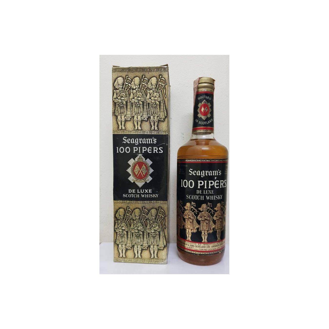 100 Pipers De Luxe Scotch Whisky 2