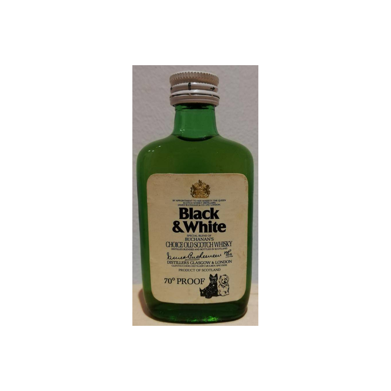 Black & White Blended Whisky 2