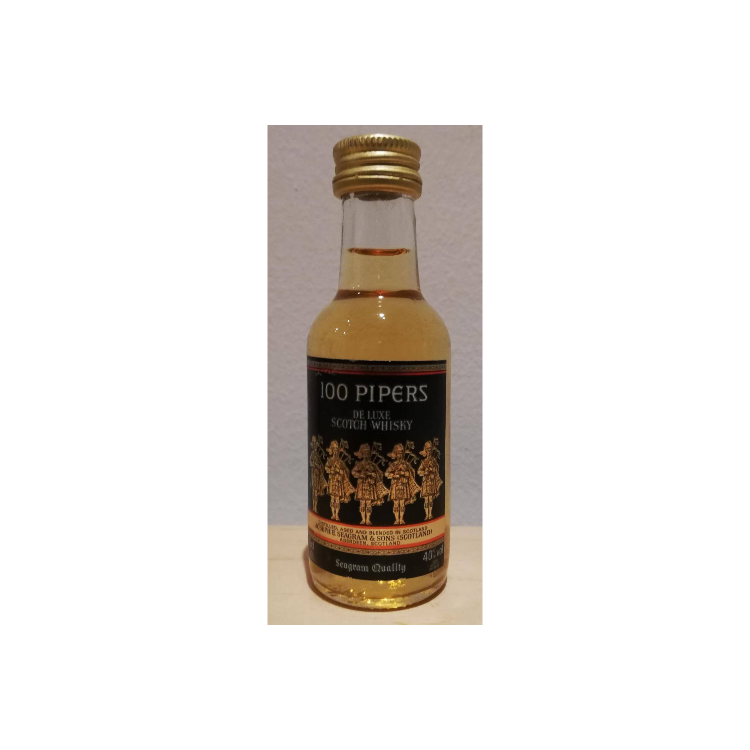 100 Pipers De Luxe Scotch Whisky 2
