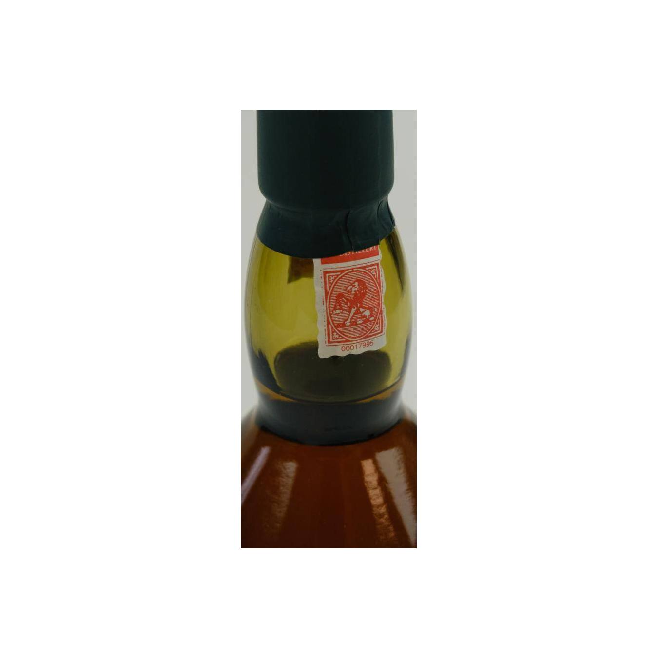 Lagavulin 16 Years Single Malt Whisky 3