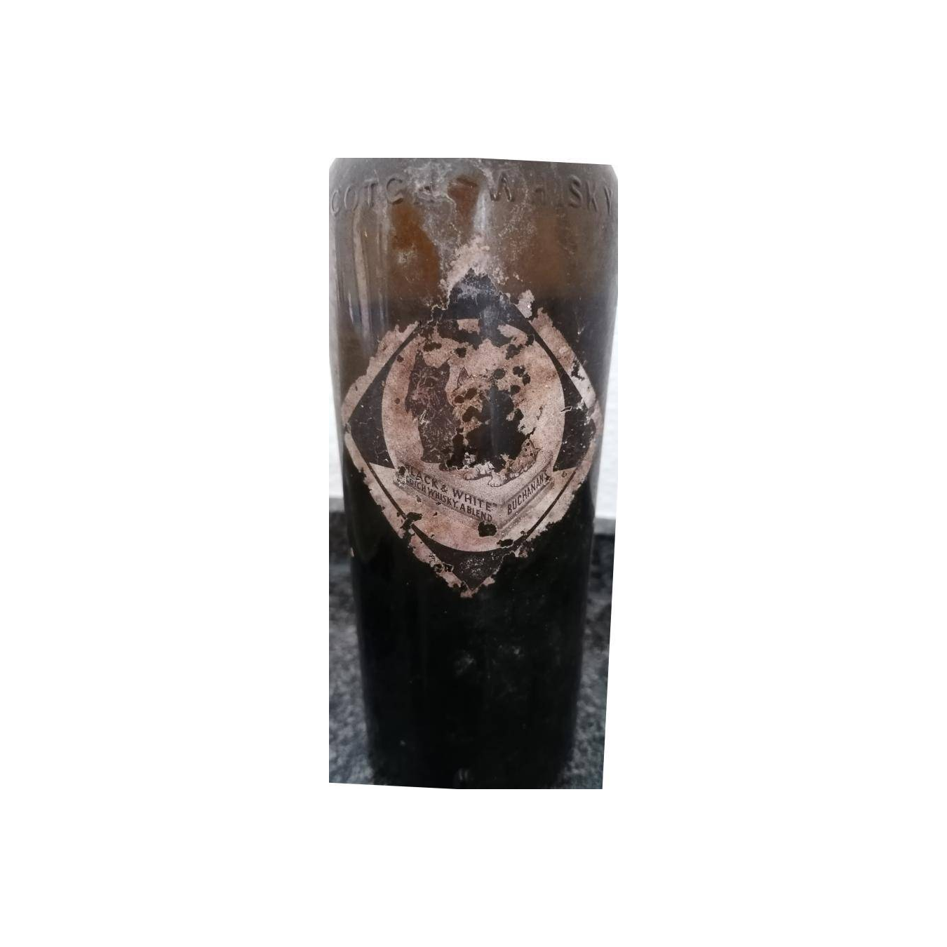 Black & White Blended Whisky 2