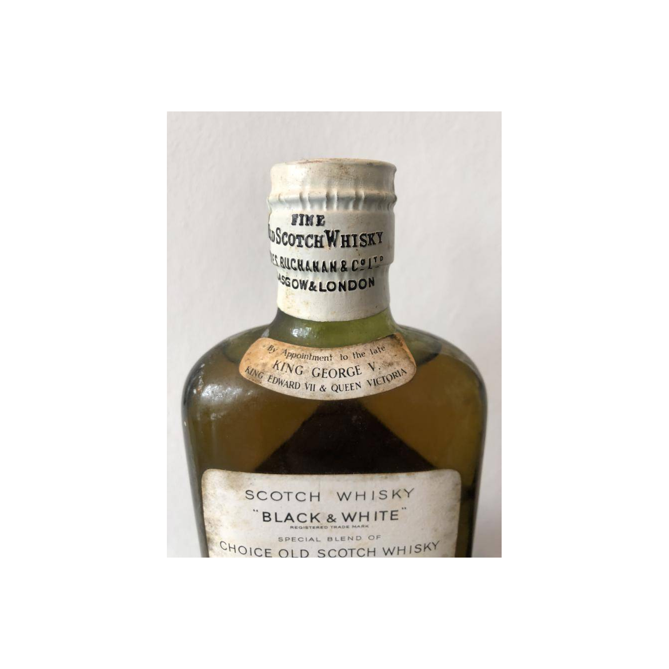 Black & White Blended Whisky 2