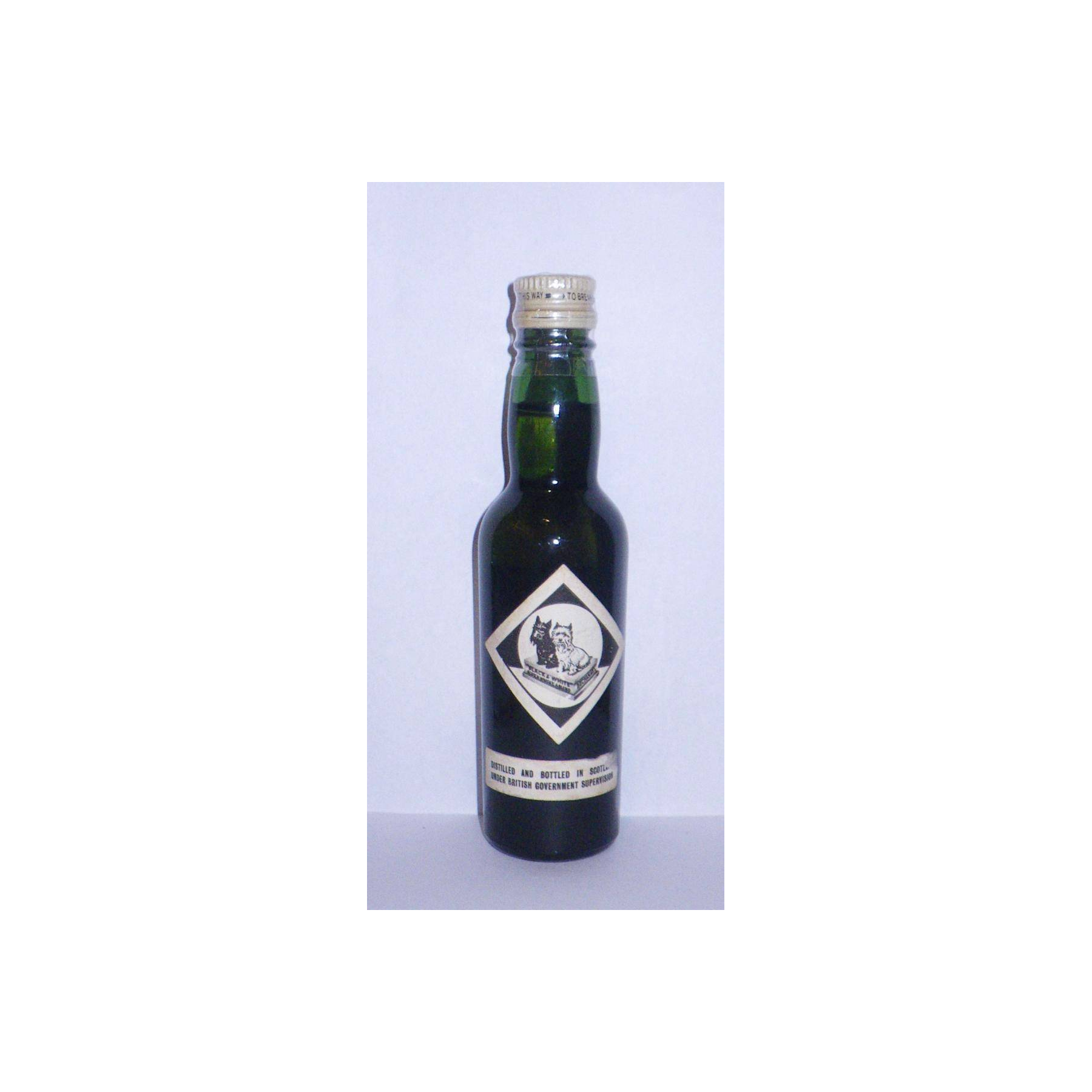 Black & White Blended Whisky 2
