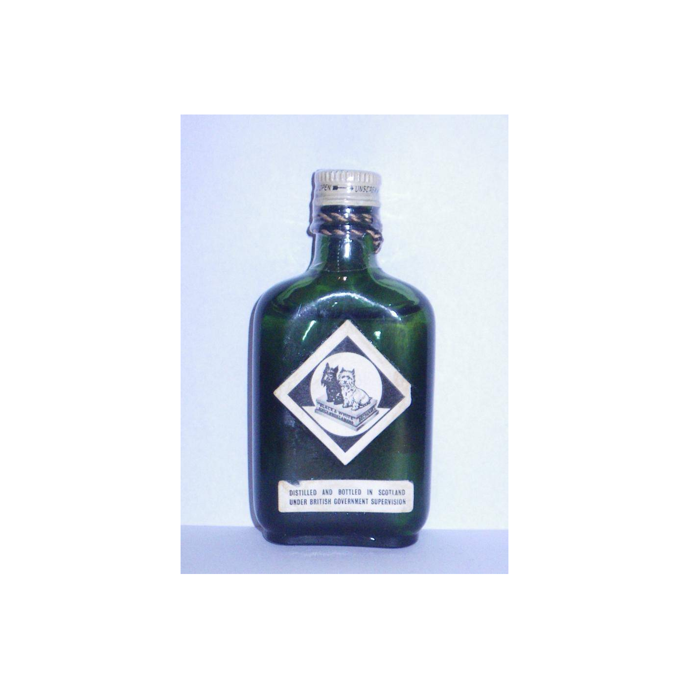 Black & White Blended Whisky 3
