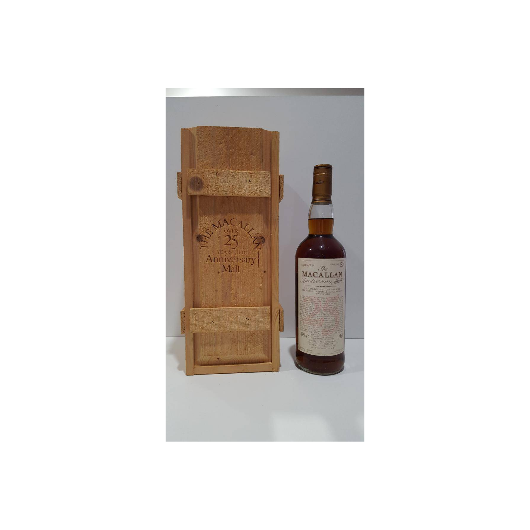 The Macallan 1975 25 Years Single Malt Whisky 2