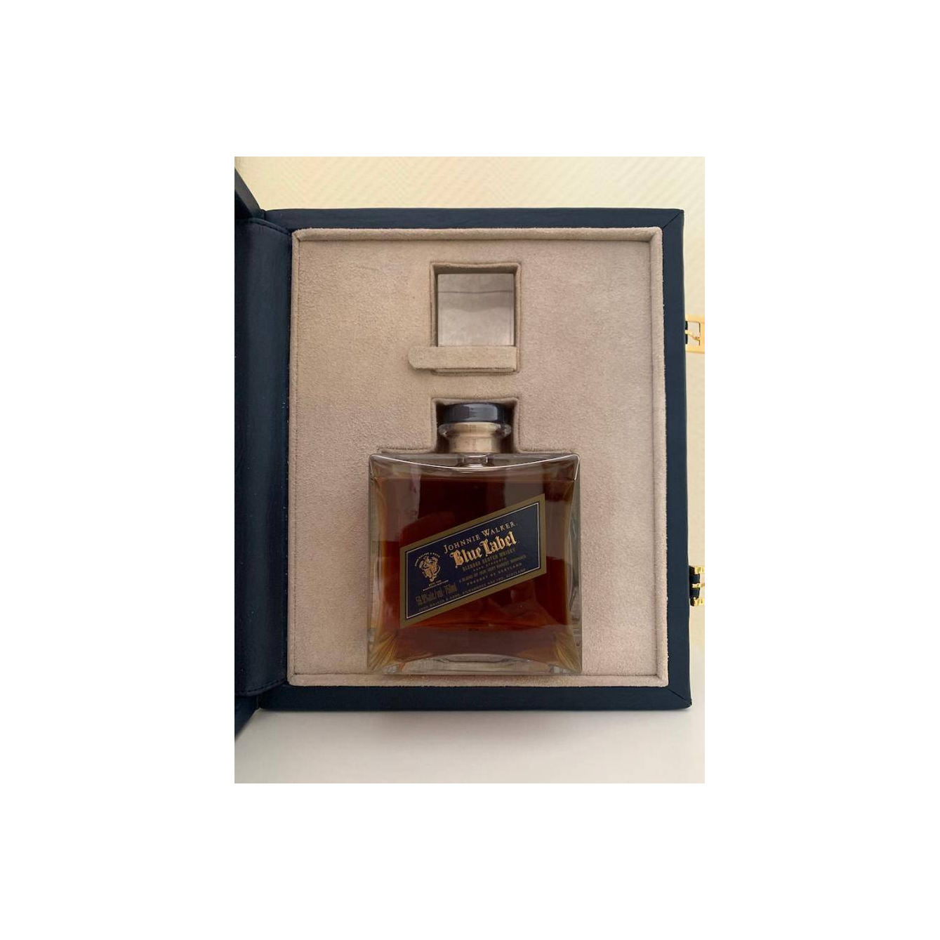 Johnnie Walker Blended Whisky 2