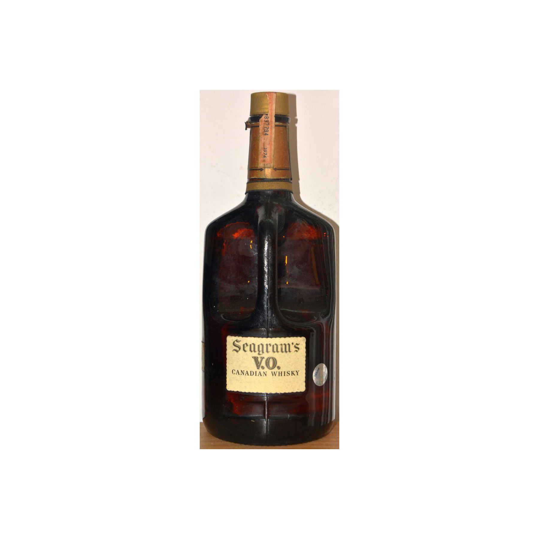 Seagram's V.O. Canadian Whisky 2
