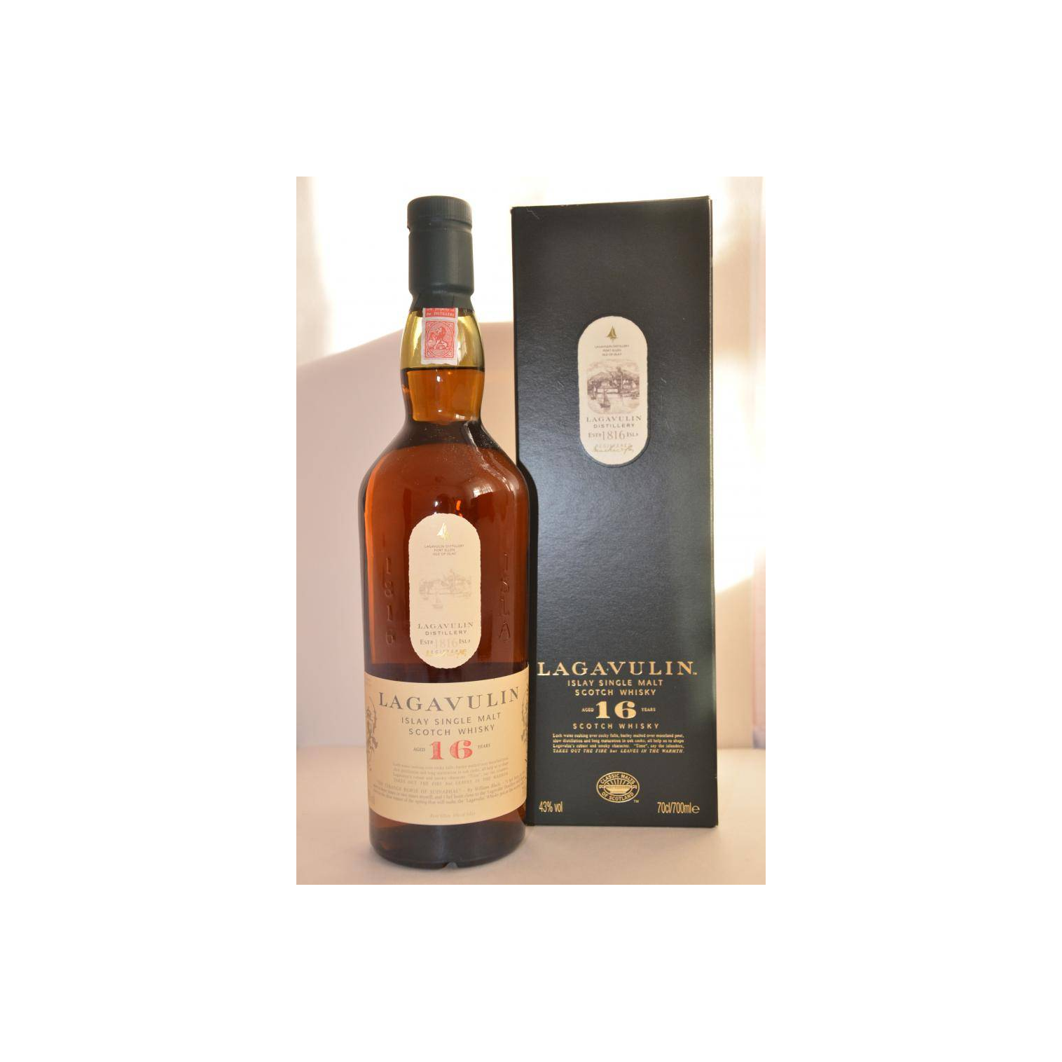 Lagavulin 16 Years Single Malt Whisky 3
