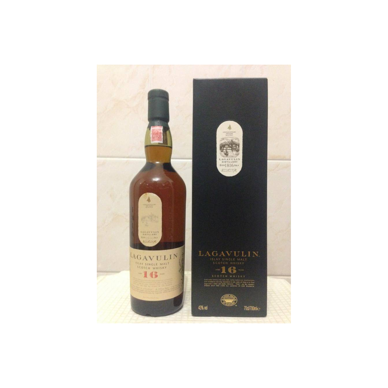 Lagavulin 16 Years Single Malt Whisky 2