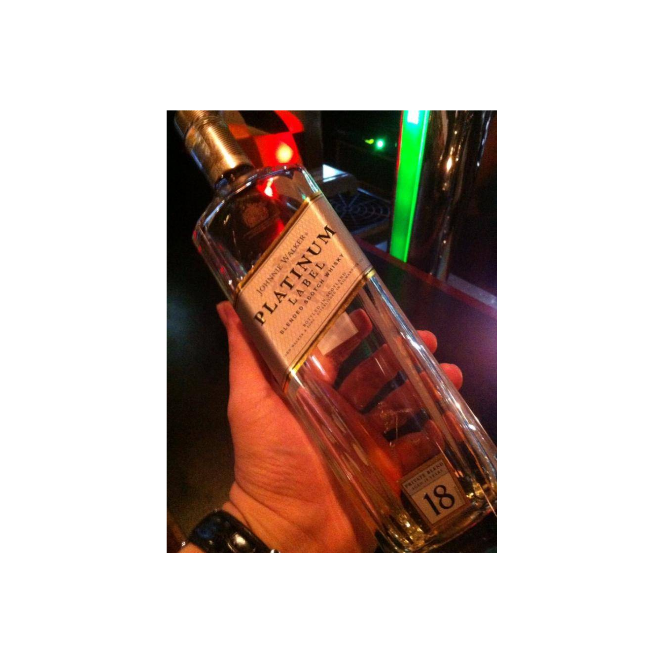 Johnnie Walker Blended Scotch Whisky 18 Years Blended Whisky 3