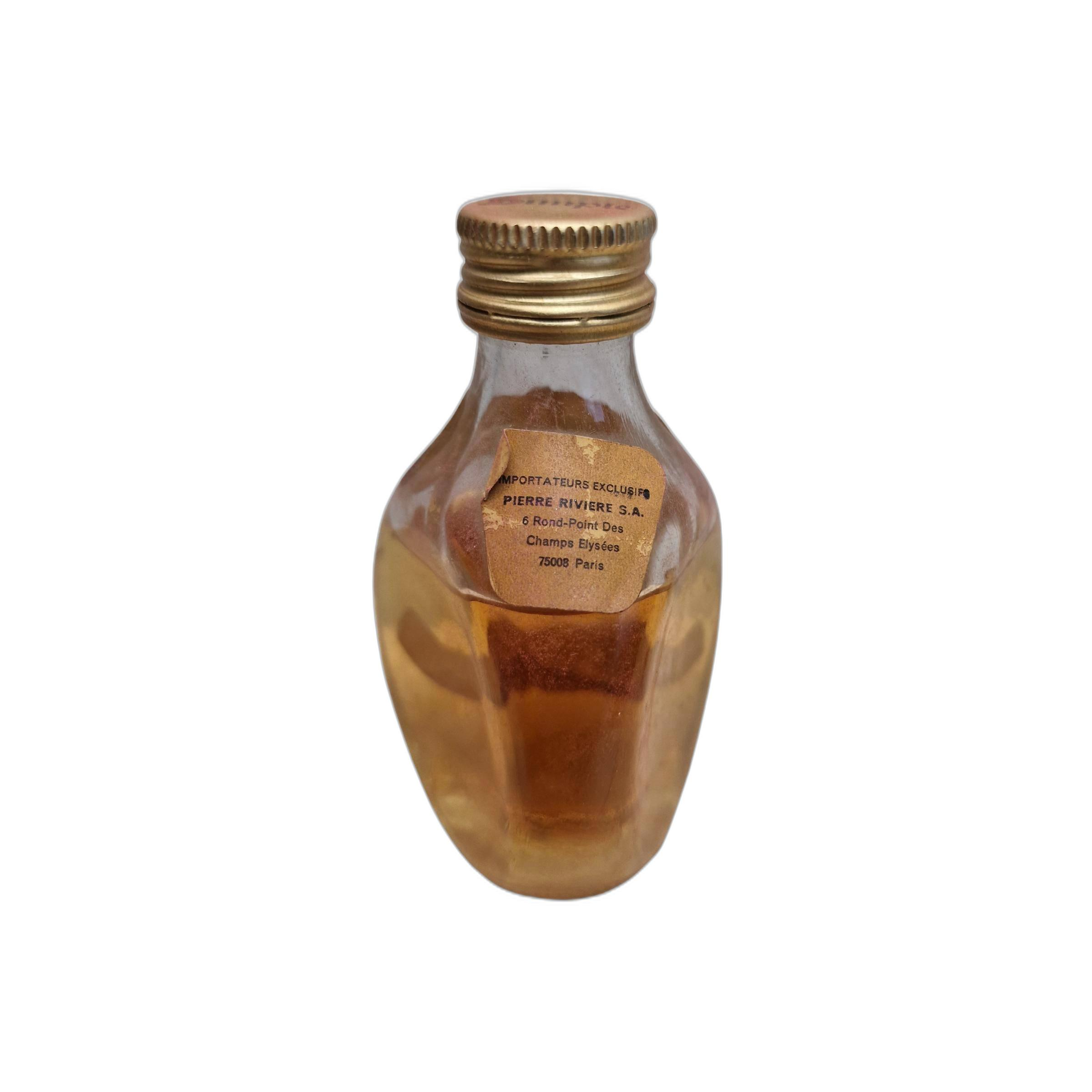 Dimple De Luxe Scotch Whisky 3