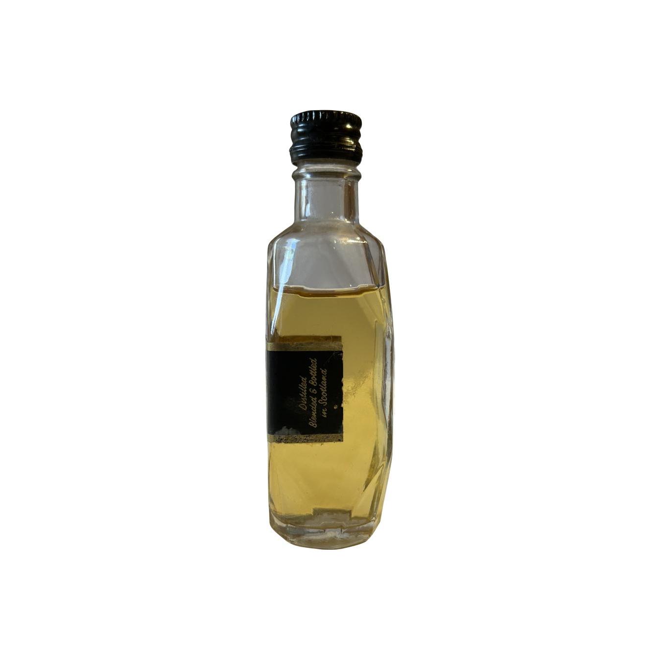 The Antiquary De Luxe Old Scotch Whisky 3